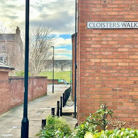 Lägenhet Cloisters Walk With Parking *