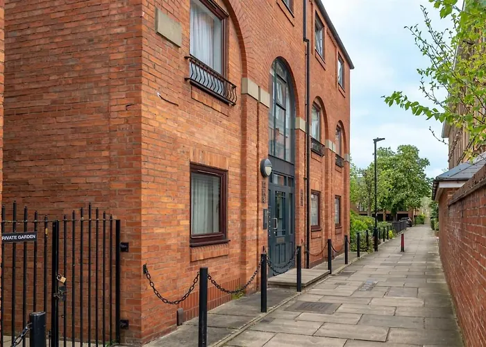 Cloisters Walk * יורק