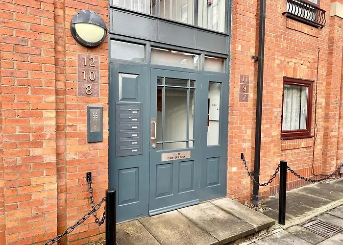 Cloisters Walk דירה *