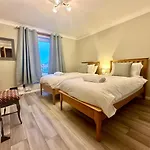 Cloisters Walk With Parking Apartment *