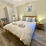Cloisters Walk With Parking Apartment York