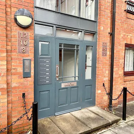 Cloisters Walk With Parking Apartment *