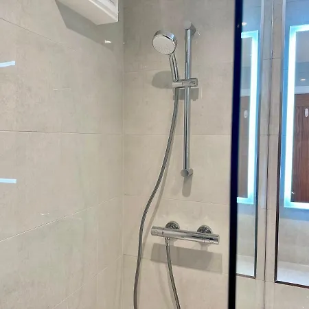 Cloisters Walk شقة